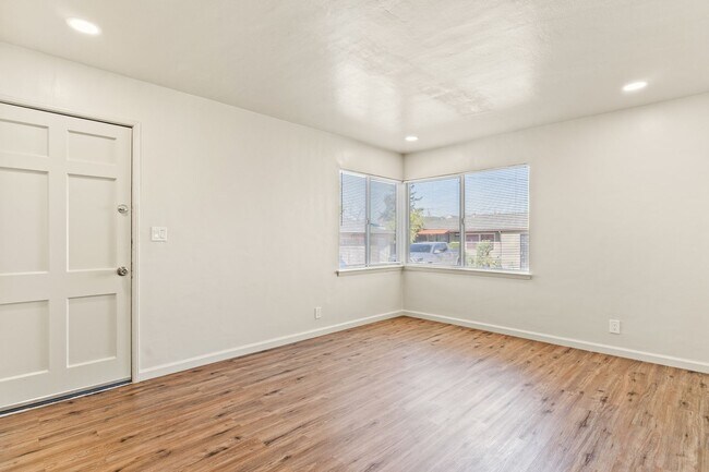 Foto del edificio - Recently Remodeled 1 Bedroom Duplex Unit Looking for a new tenant!