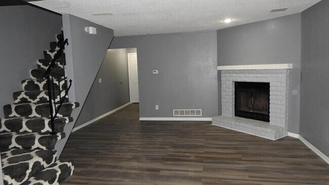 Building Photo - 219 NE Cedar Ct