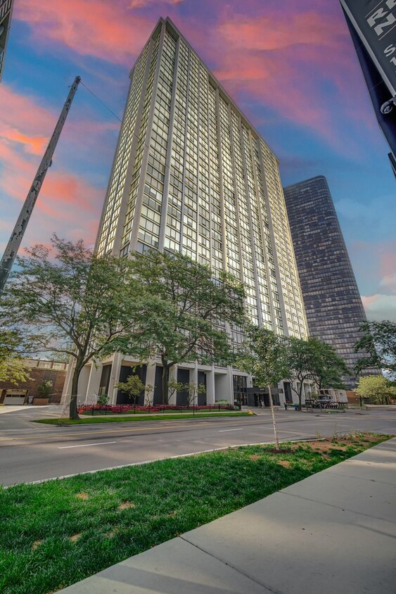 Foto principal - 5445 Edgewater Plaza