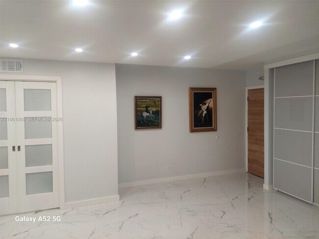 Foto del edificio - 5005 Collins Ave