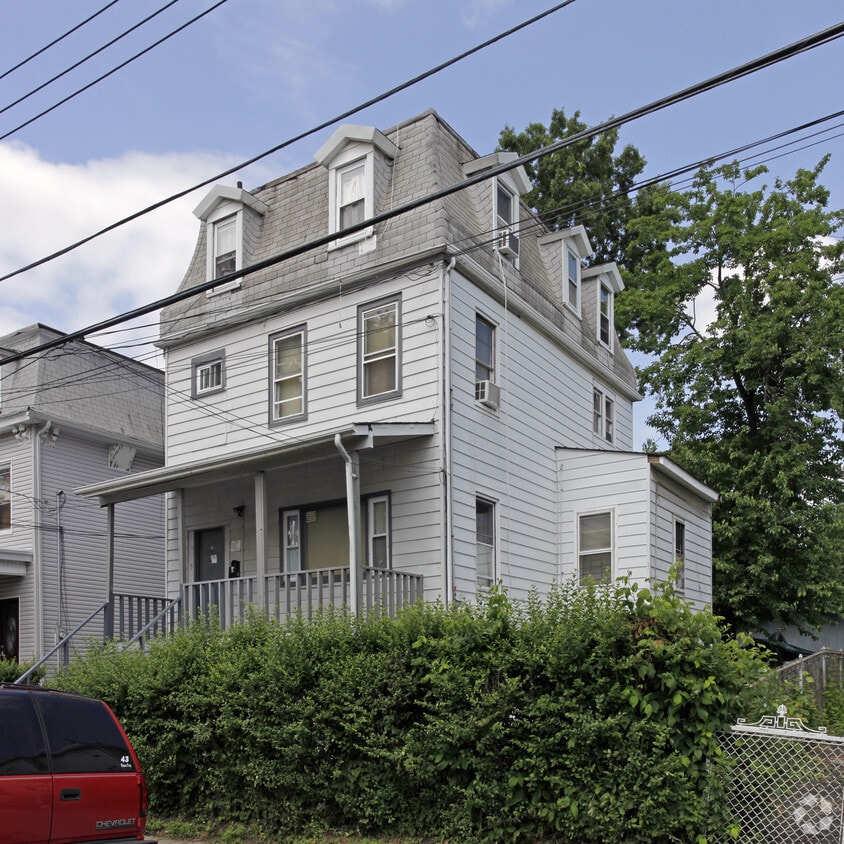 Building Photo - 18 Maple Ave
