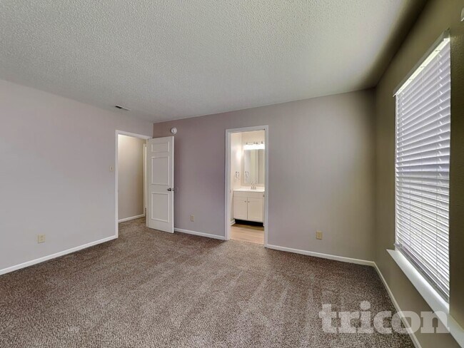 Foto del edificio - 1909 Blue Pine Ln
