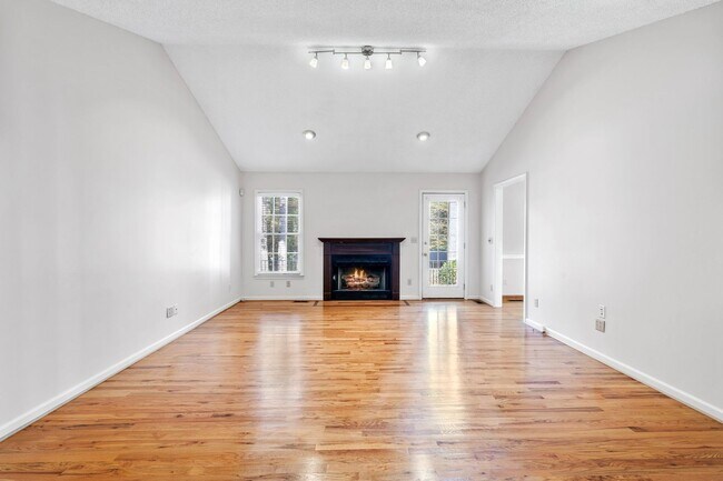 Foto del edificio - Beautiful Home in Greer Country Club Estates W/Bonus Room