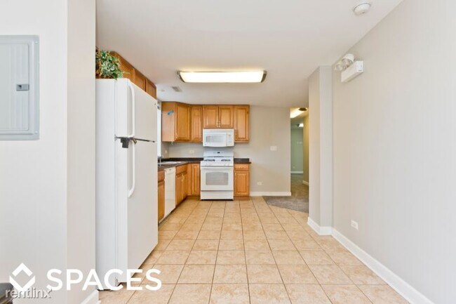 Building Photo - 7534 N Claremont Ave