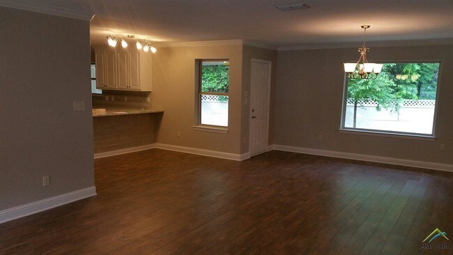 Building Photo - 3219 Fernwood Dr