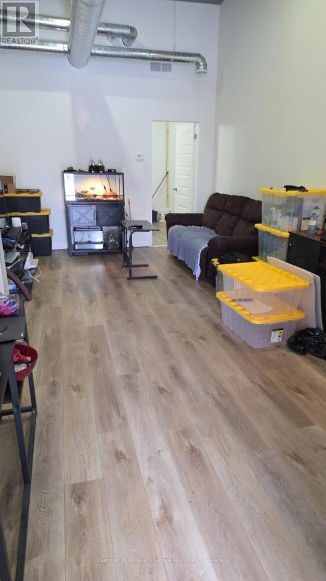 Building Photo - 692 Dundas St