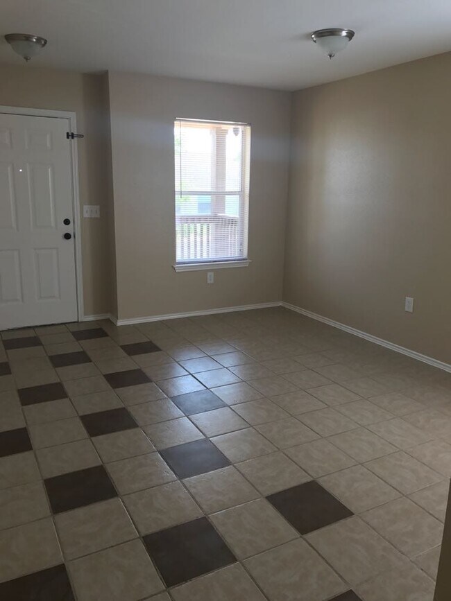 Building Photo - 6507 Cougar Village