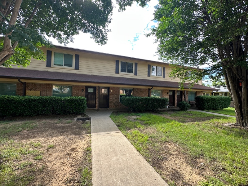 Primary Photo - 212 W Val Verde Cir