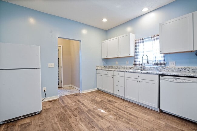 Building Photo - Quality 2 Bed 1.5 Bathrooms Home - Availab...