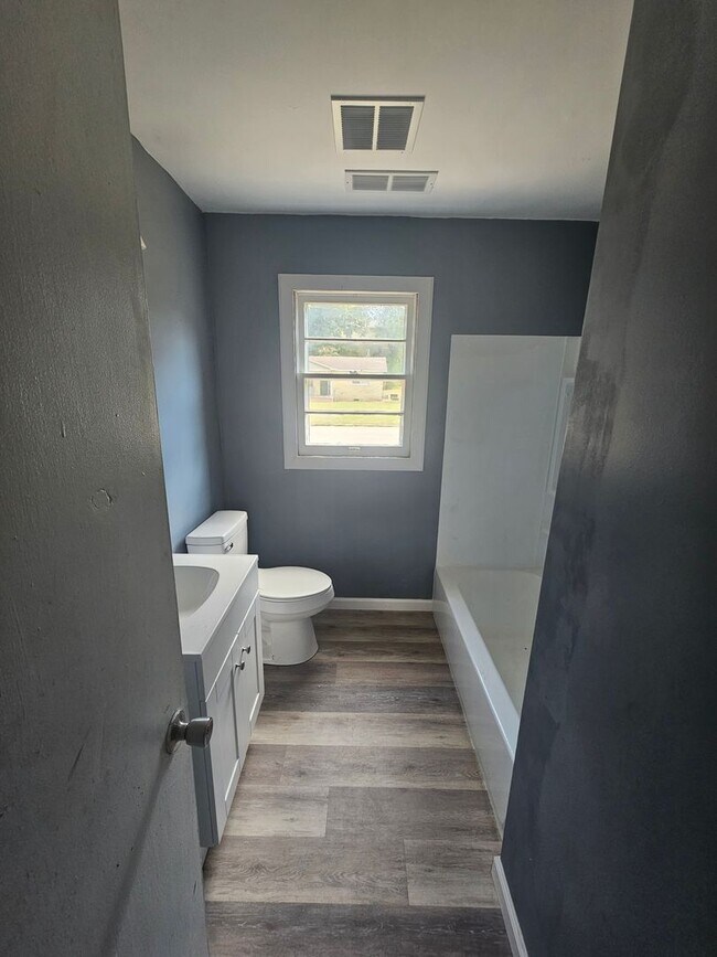 Building Photo - Spacious 4 bed 1 bath rental home - comple...