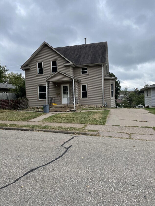 Primary Photo - 2450 Pearl St