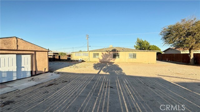 Foto del edificio - 18024 Bellflower St