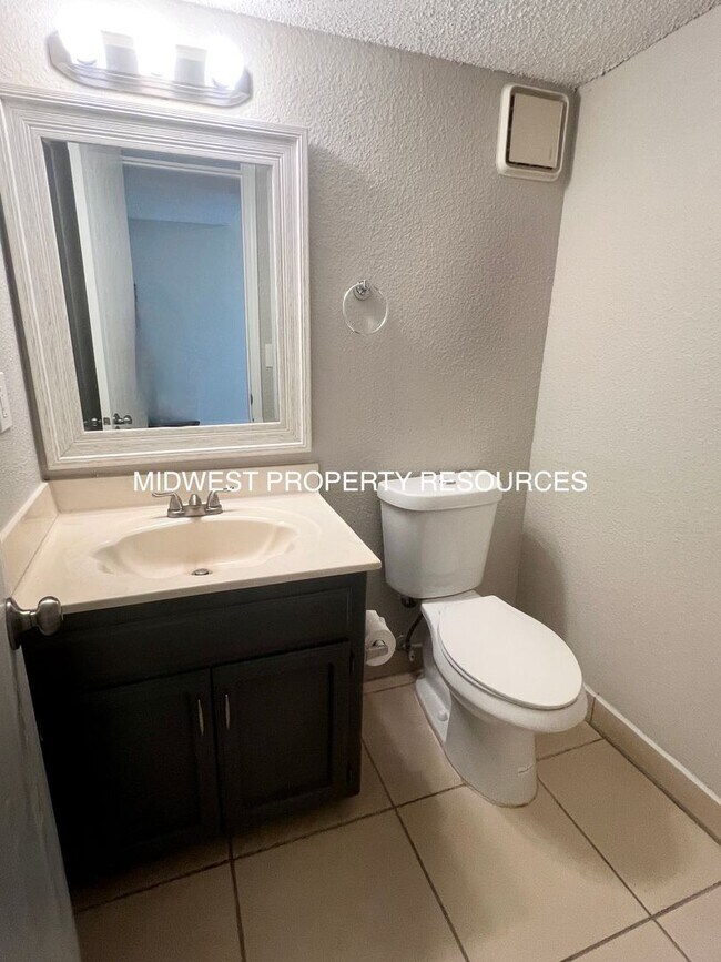 Foto del edificio - Beautiful 2 Bedroom Townhome with Updated Kitchen