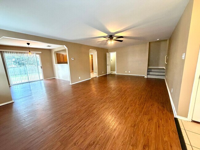 Building Photo - Spacious 3 Bedroom Home with Loft in Bulverde Village