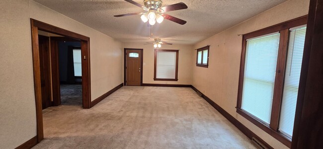 Foto del edificio - Spacious 2 bedroom with garage + 2 vehicle...