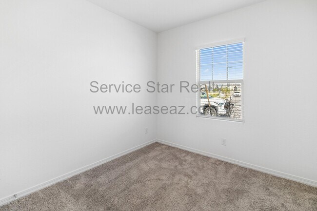 Foto del edificio - 16495 W Christy Dr