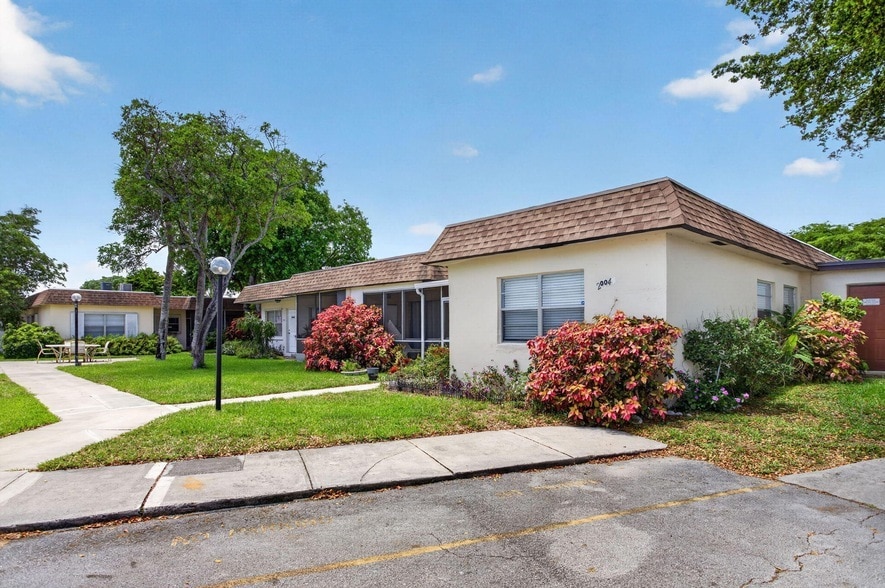 Photo - 2004 SW Natura Boulevard Unit D