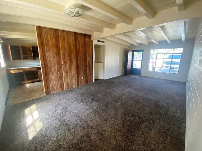 Foto del edificio - Nice 4 Bedroom 1 Bath home with enclosed b...