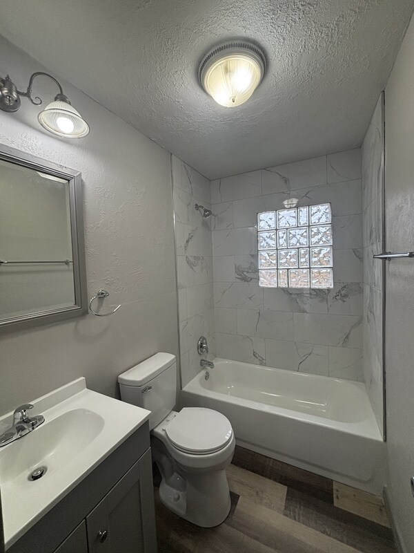 Foto del edificio - 310 Monroney Dr