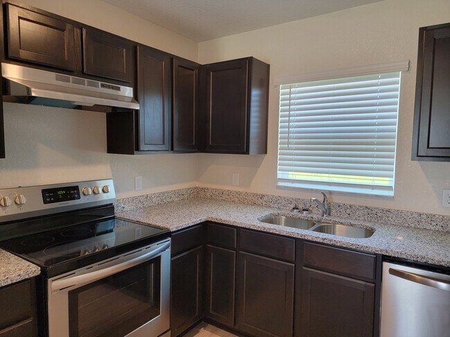 Building Photo - Gorgeous Move In Ready - 2BR/2BA Apartment...