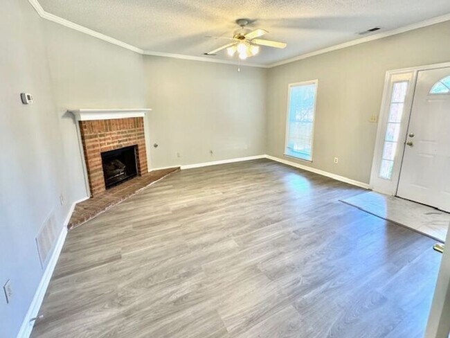 Foto del edificio - Now Leasing A 3 Bedroom 2.5 Bath Home In C...