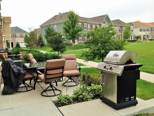 Foto del edificio - Spacious 3Br/2.5Ba TH w/2 CG in Maple Grove!