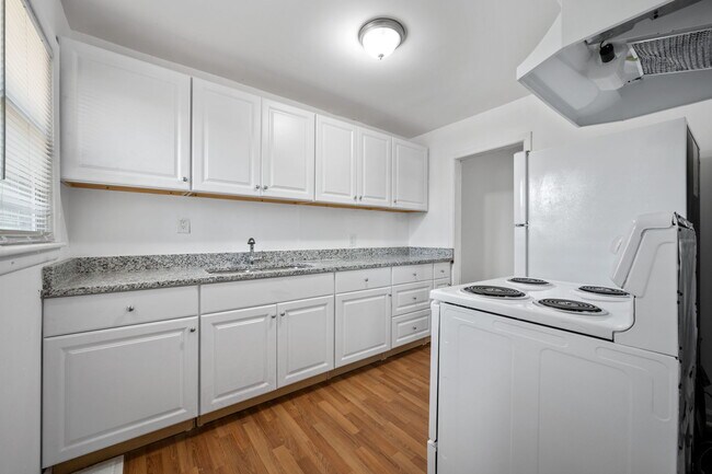 Building Photo - 660 Quaker St SW