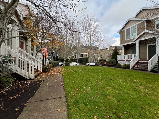 Building Photo - Top Floor 2 Bed, 2 Bath Townhome