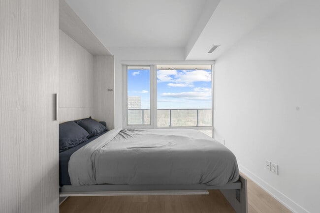 Building Photo - 501 Yonge St