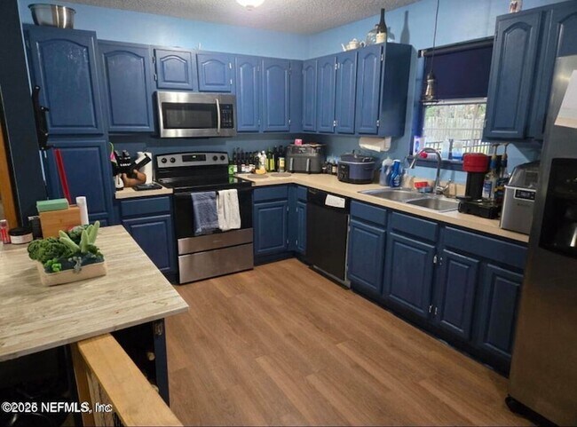 Foto del edificio - 9861 N Clinton Ave
