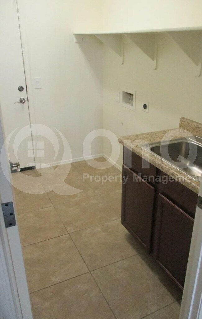 Foto del edificio - 2764 E Cherry Hill Dr