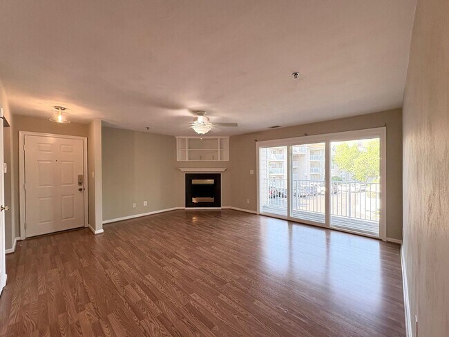 Foto del edificio - LARGE 2ND FLOOR CONDO