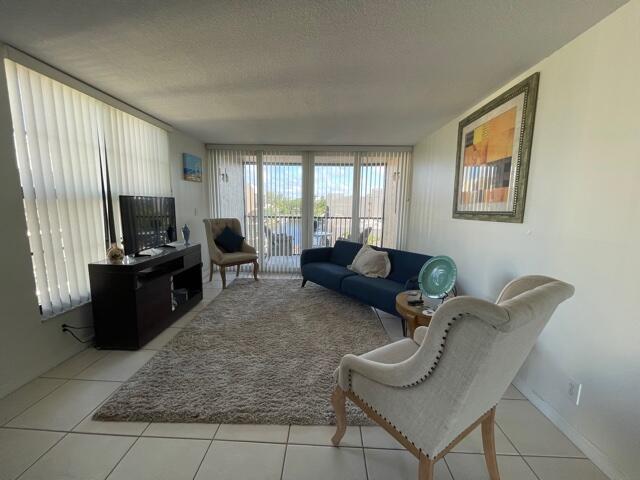 Building Photo - 4 E Royal Palm Rd