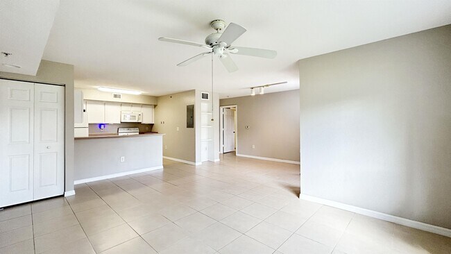 Building Photo - 131 SW Palm Dr