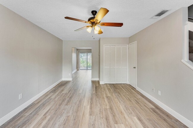 Building Photo - Newly Renovated 2/2.5 Townhome in Winter S...