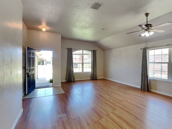 Building Photo - MOVE IN READY NOW! CHECK IT OUT!