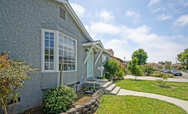 Building Photo - Beautifully Remodeled, Bright & Airy Home w/ Detached Bonus Room w/ Bath & 1-Car Garage, Front Ya...