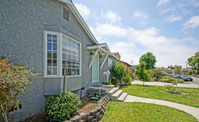 Foto del edificio - Beautifully Remodeled, Bright & Airy Home w/ Detached Bonus Room w/ Bath & 1-Car Garage, Front Ya...