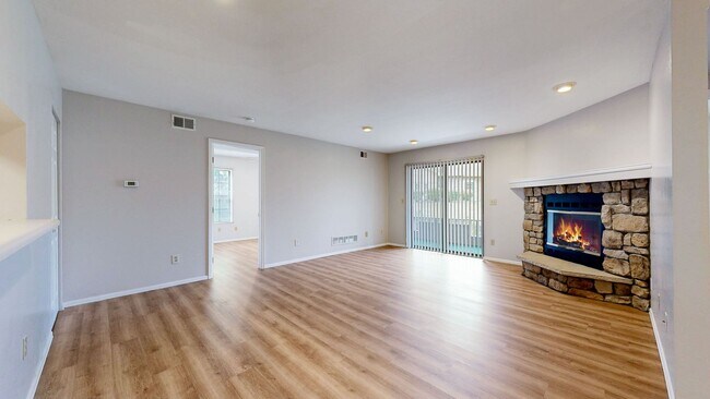 Building Photo - Adorable 2bd/2bth Parking Included Available Now
