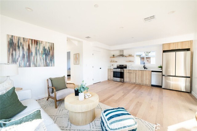 Foto del edificio - 2681 Roseview Ave