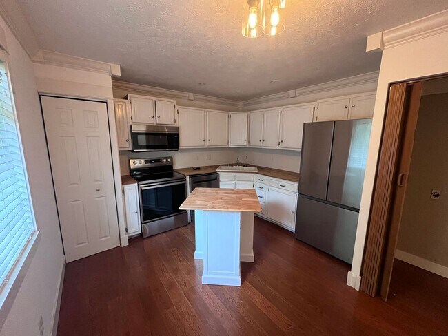 Building Photo - 3 Bedroom House!