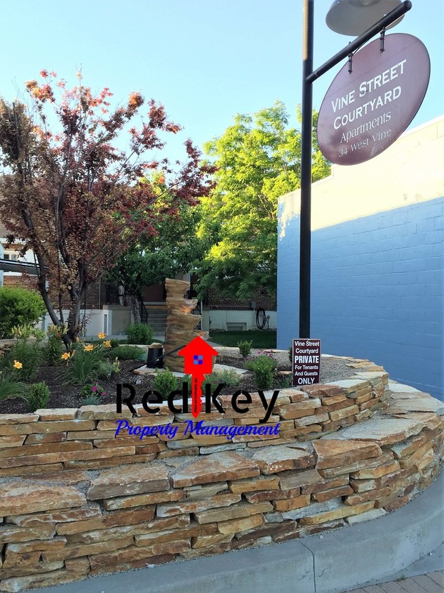 Primary Photo - Vine St. Courtyard Apts #02