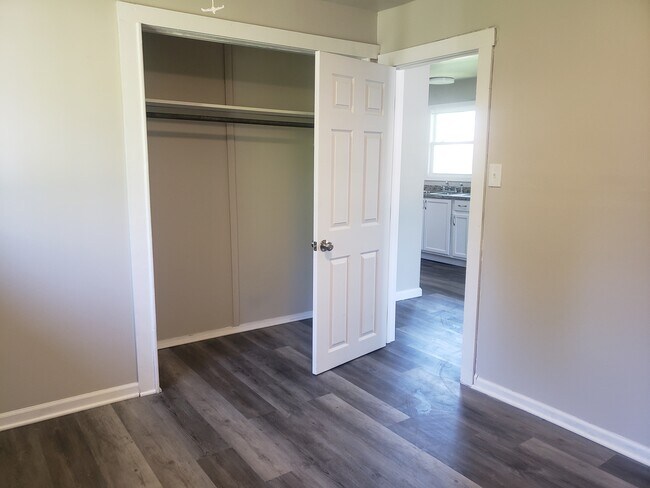 Building Photo - 4460 Fairway Dr