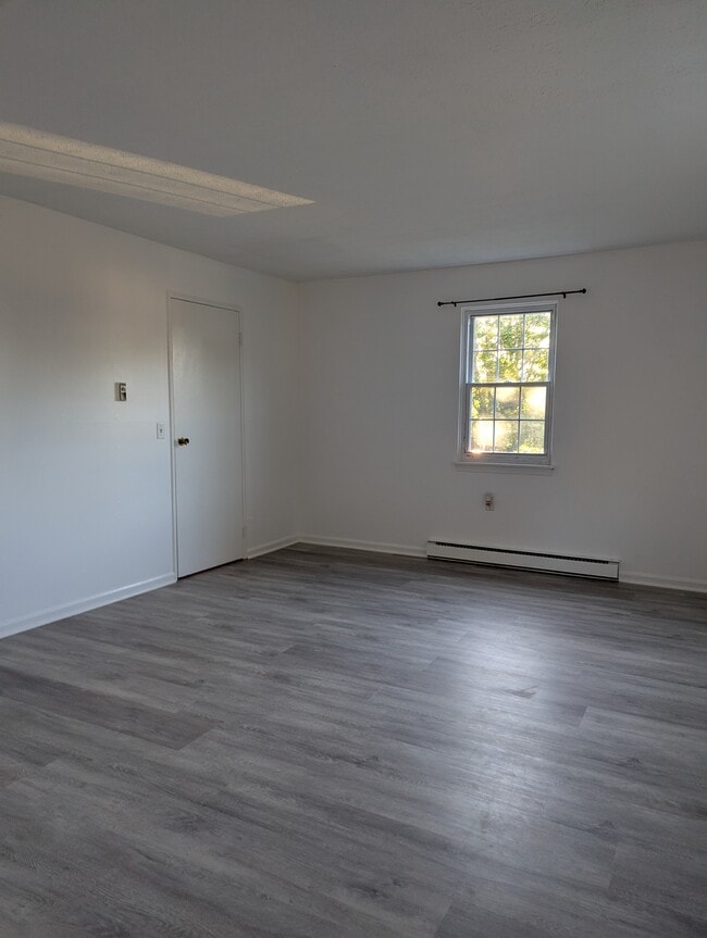 Building Photo - 103 Horse Pond Rd