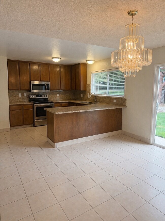 kitchen/ dining area - 220 Notre Dame Dr