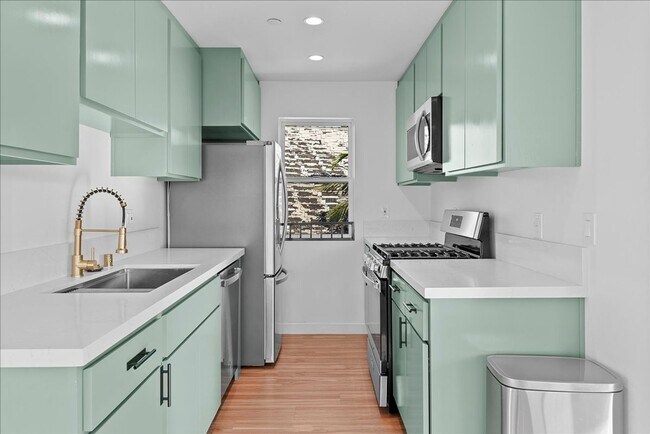 Foto del edificio - Modern Three Story Apartment!