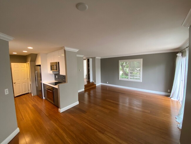 Building Photo - 2 bed, 1.5 bath residence in charming neig...