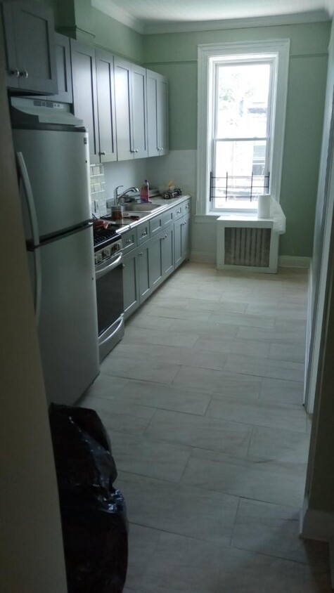 Foto principal - 3 bedroom in BROOKLYN NY 11208