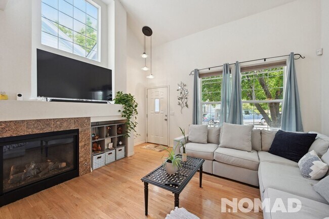 Building Photo - Charming 2BR/2.5Bath Townhome in Lowry!