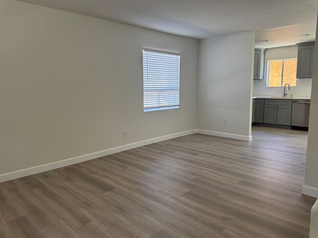 Building Photo - For Rent: 2BD/1.5BA Two-Story Condo – Bull...